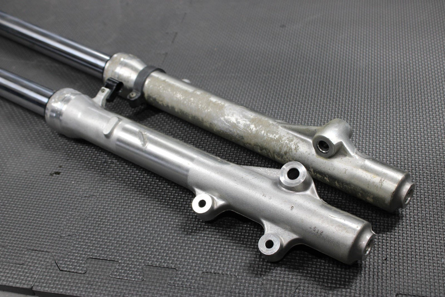 2005 SUZUKI DR200SE OEM RIGHT LEFT FRONT SUSPENSION FORKS SHOCKS 51103 - 42AA0 - hggarage
