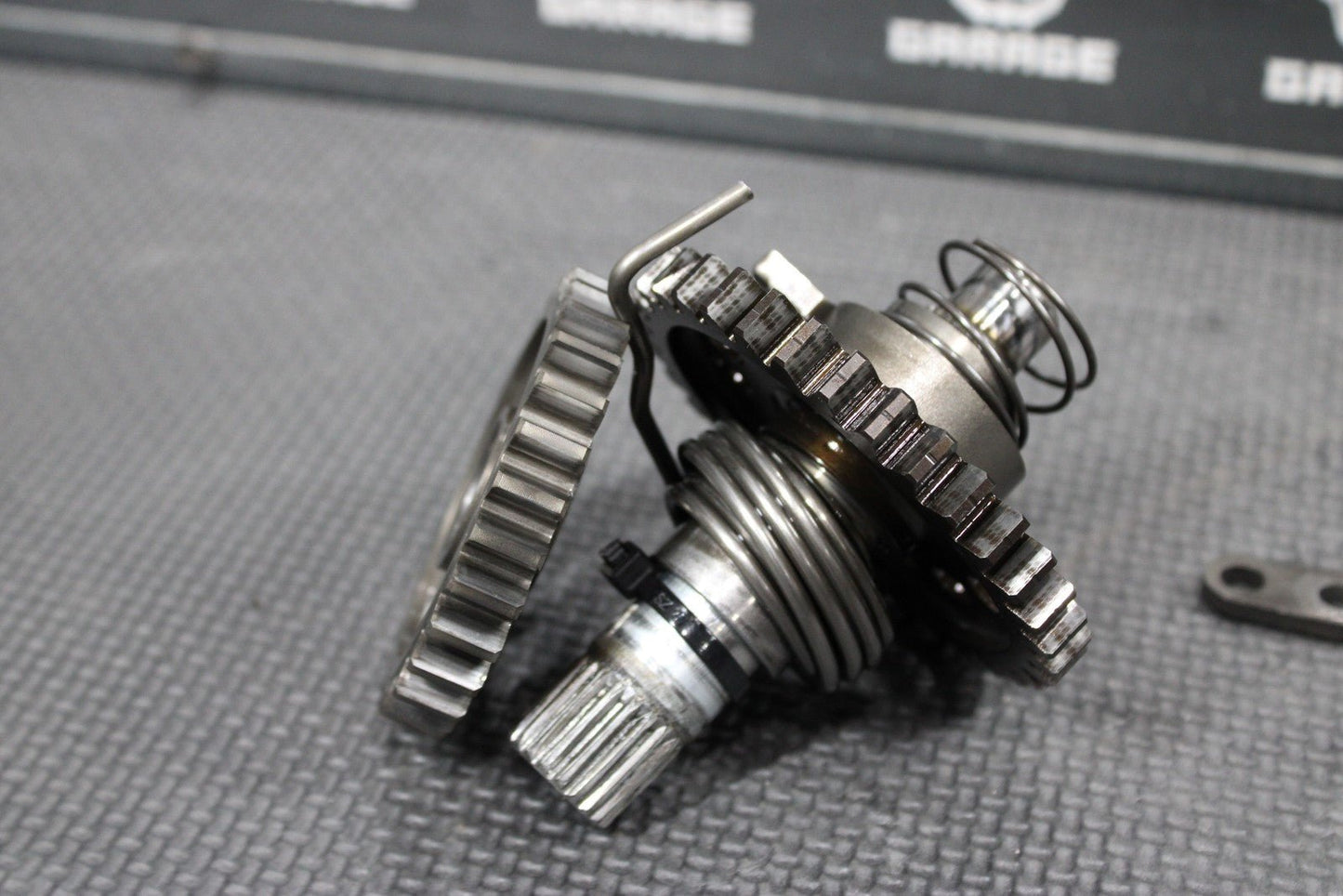 2007 04 - 08 HONDA CRF450R OEM KICKSTART KICK START SHAFT W IDLER GEAR ASSEMBLY - hggarage