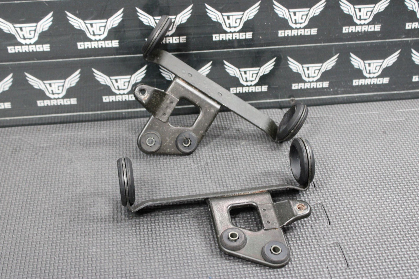 2005 SUZUKI DR200SE OEM RIGHT LEFT FRONT HEADLAMP HEADLIGHT BRACKET SUPPORT - hggarage