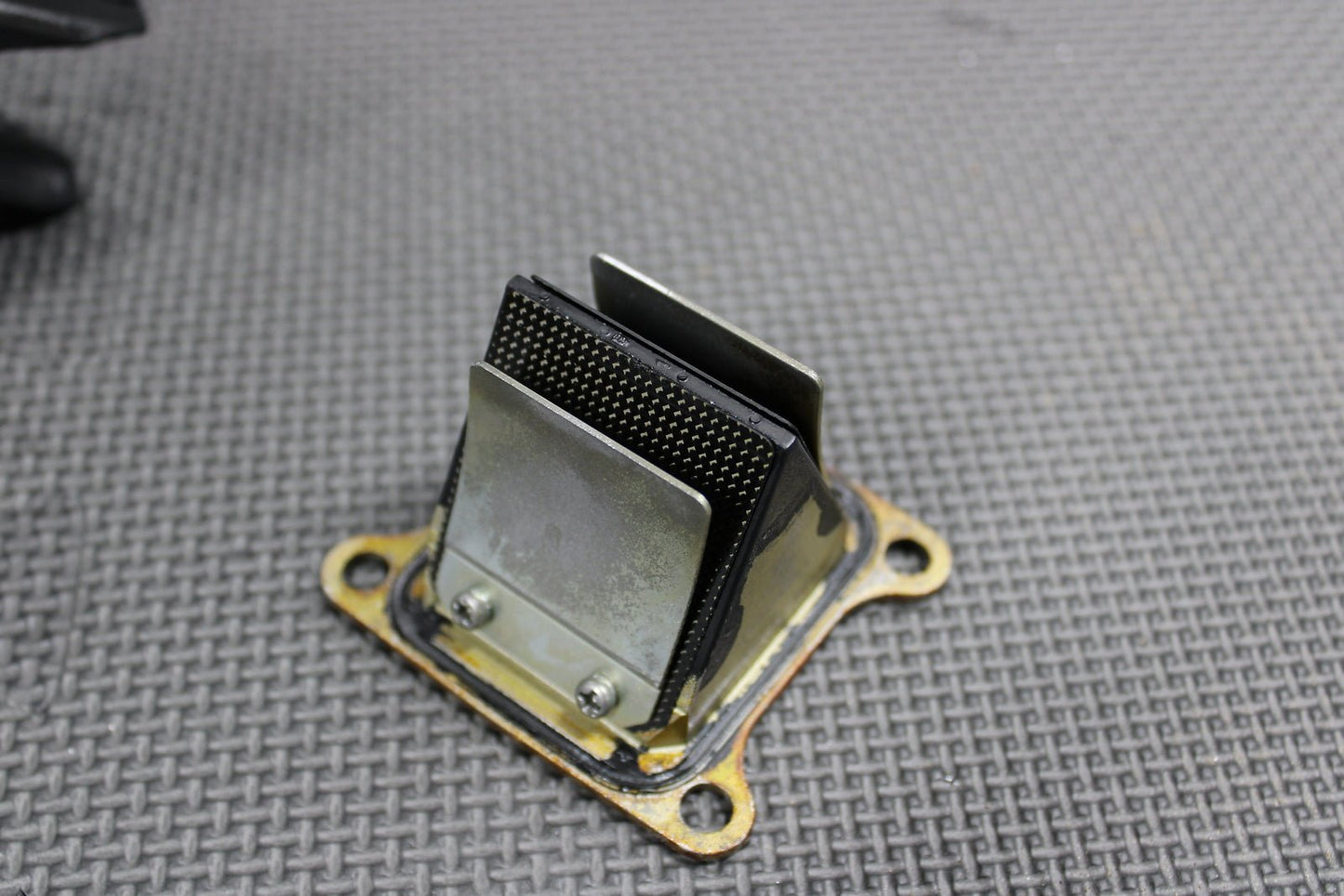 2008 KAWASAKI KX100 KX112 KX85 OEM INTAKE REED BLOCK ASSEMBLY 16065 - 1372 - hggarage