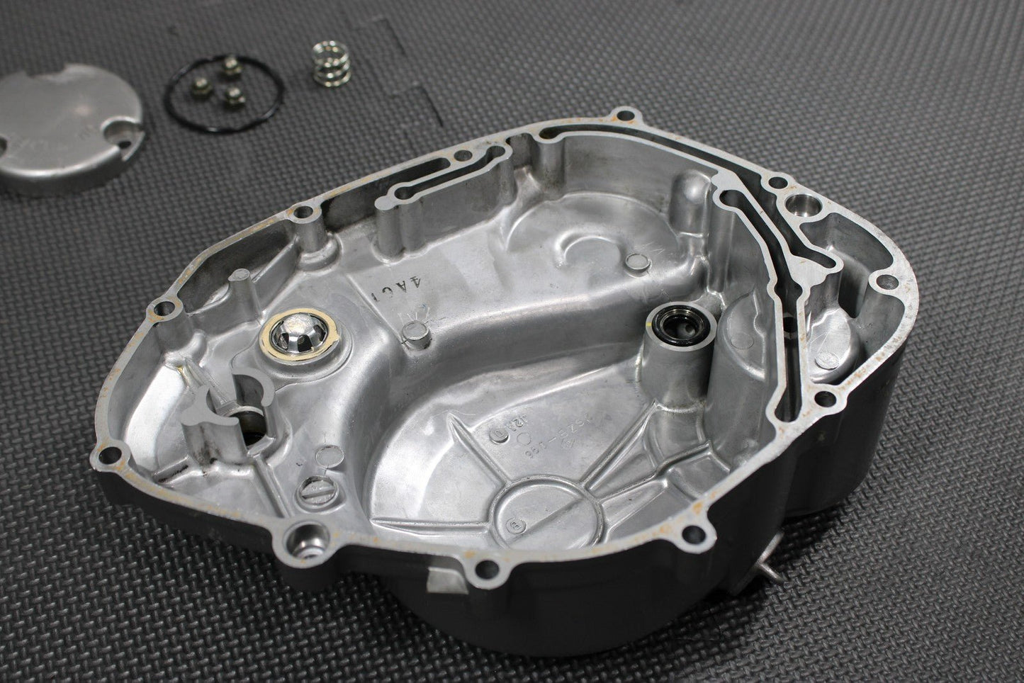 2005 SUZUKI DR200SE 01 - 05 OEM ENGINE MOTOR RIGHT SIDE CLUTCH COVER 11340 - 42A30 - hggarage