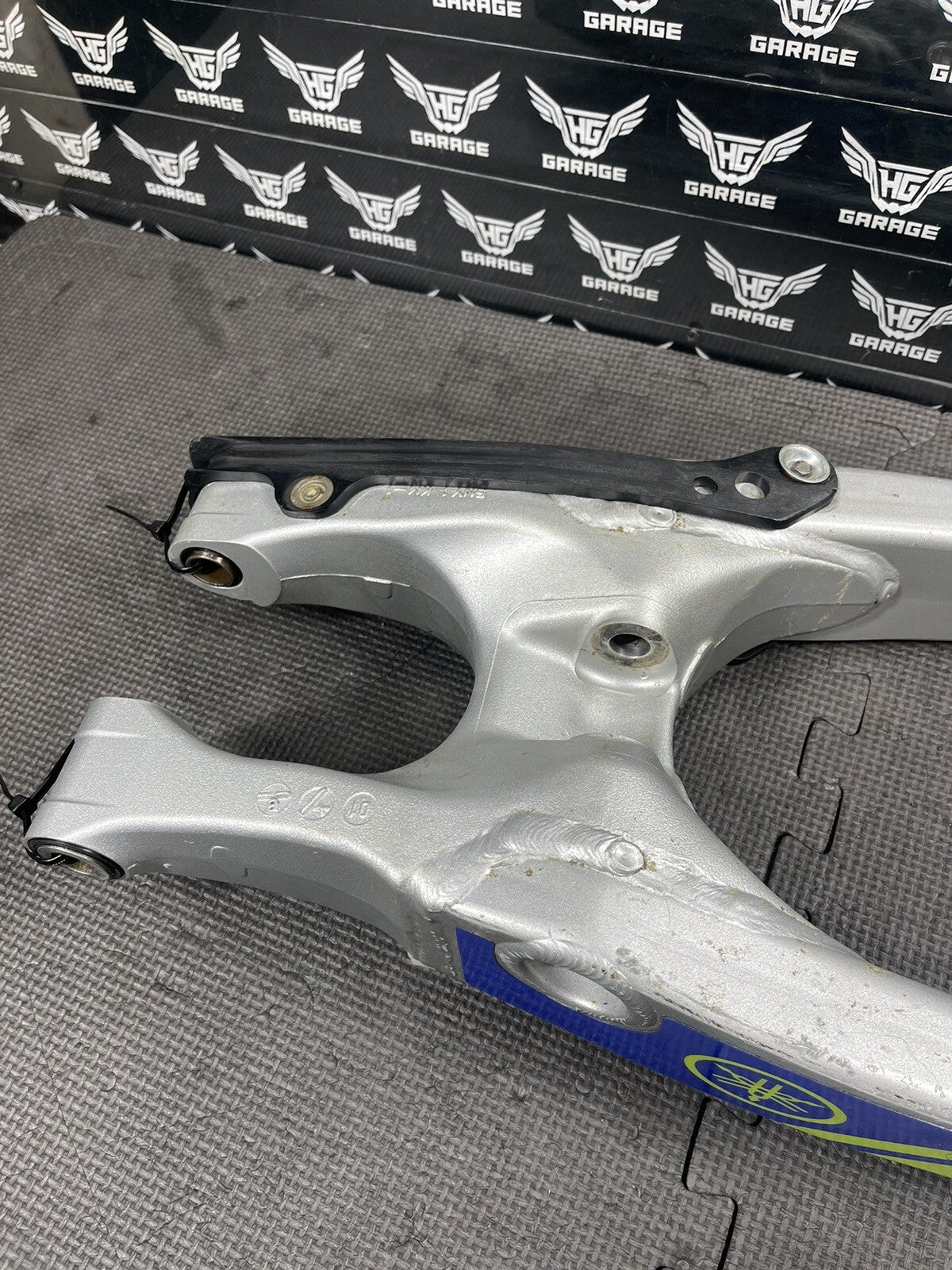 2002 YAMAHA YZ250F OEM SWINGARM SWING ARM REAR SUSPENSION 5NY - 22110 - 00 - 00 - hggarage