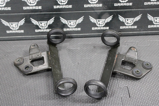 2005 SUZUKI DR200SE OEM RIGHT LEFT FRONT HEADLAMP HEADLIGHT BRACKET SUPPORT - hggarage