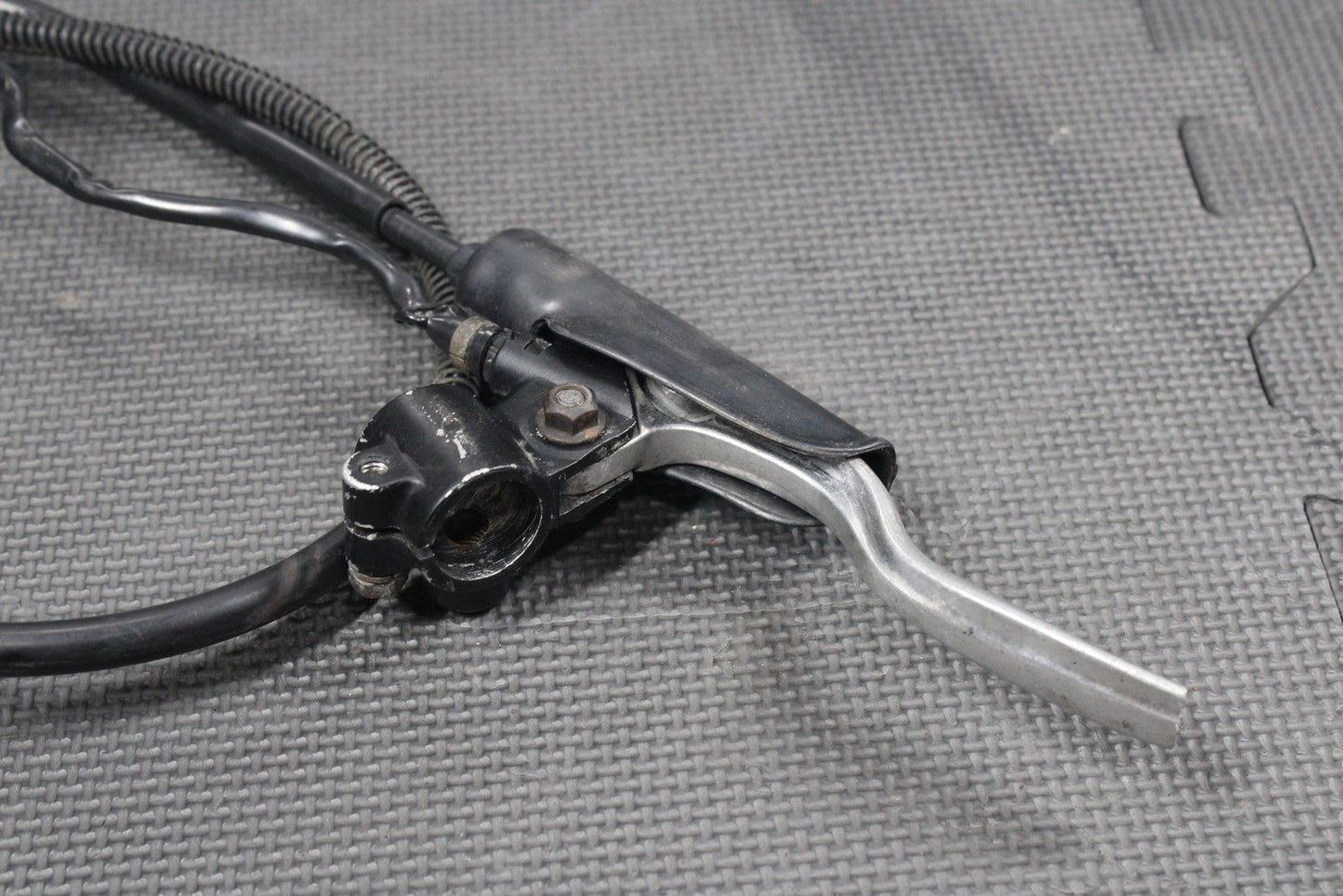 1987 87 - 95 YAMAHA TW200 OEM CLUTCH PERCH MOUNT WITH LEVER CABLE 1RL - 26335 - 00 - 00 - hggarage