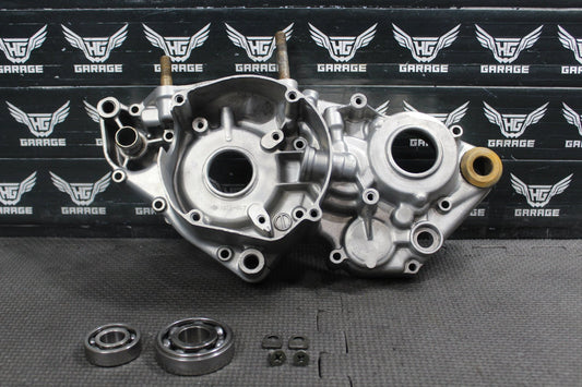 1997 SUZUKI RM250 OEM LEFT ENGINE MOTOR CRANKCASE CRANK CASE BLOCK 11300 - 37822 - hggarage
