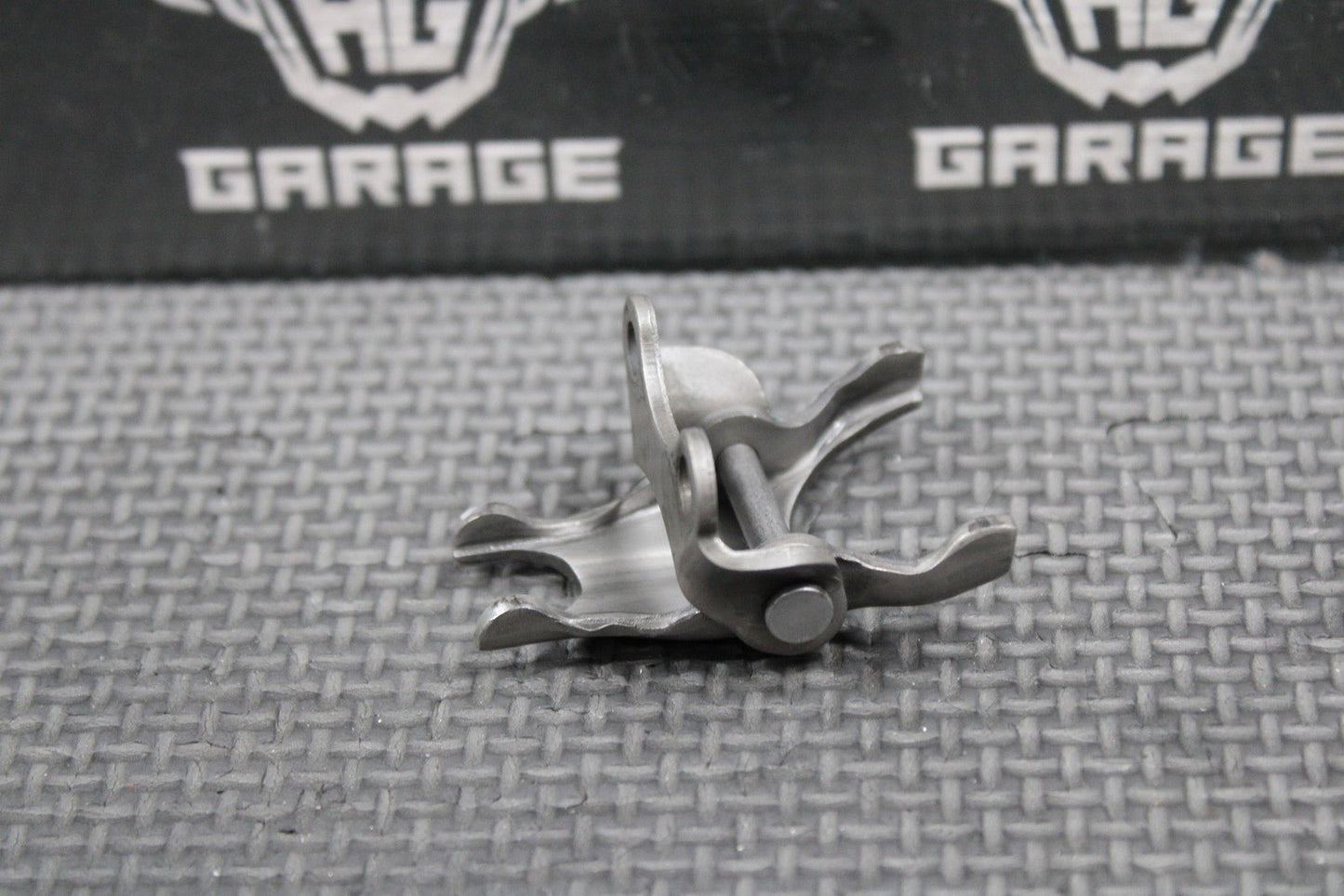 1988 88 - 91 HONDA CR250R OEM EXHAUST VALVE GOVERNOR ROCKER ARM PLATE & HOLDER - hggarage