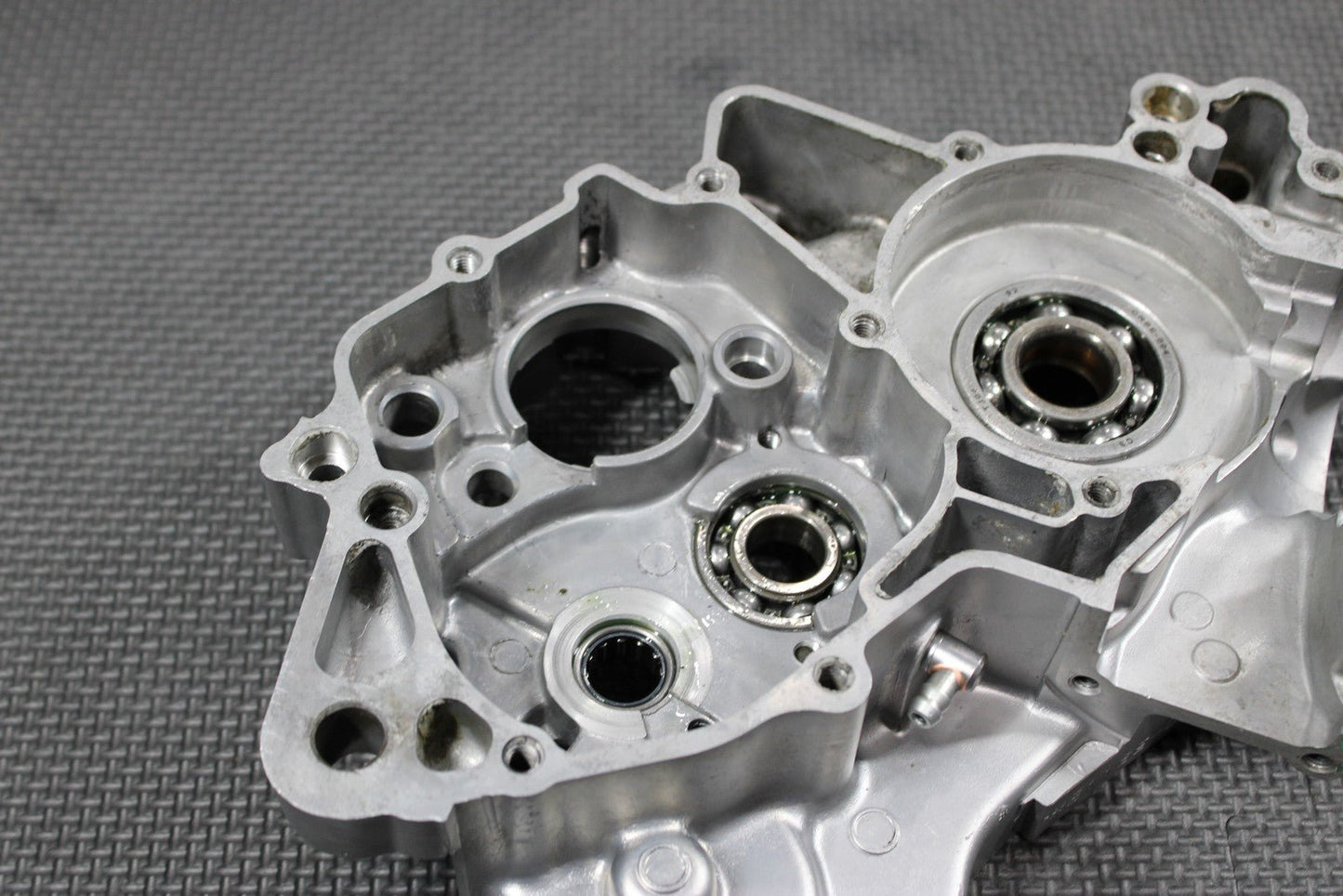 2007 02 - 17 YAMAHA YZ85 OEM RIGHT ENGINE MOTOR CRANKCASE CRANK CASES BLOCK - hggarage