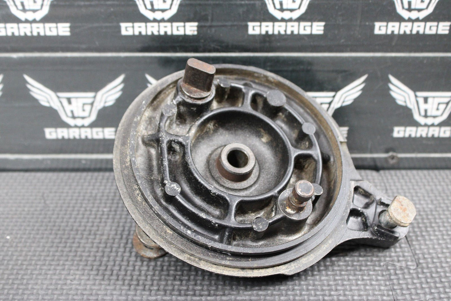 1985 YAMAHA PW80 OEM REAR BACK BRAKE DRUM ASSEMBLY 1M3 - 25321 - 02 - 98 - hggarage
