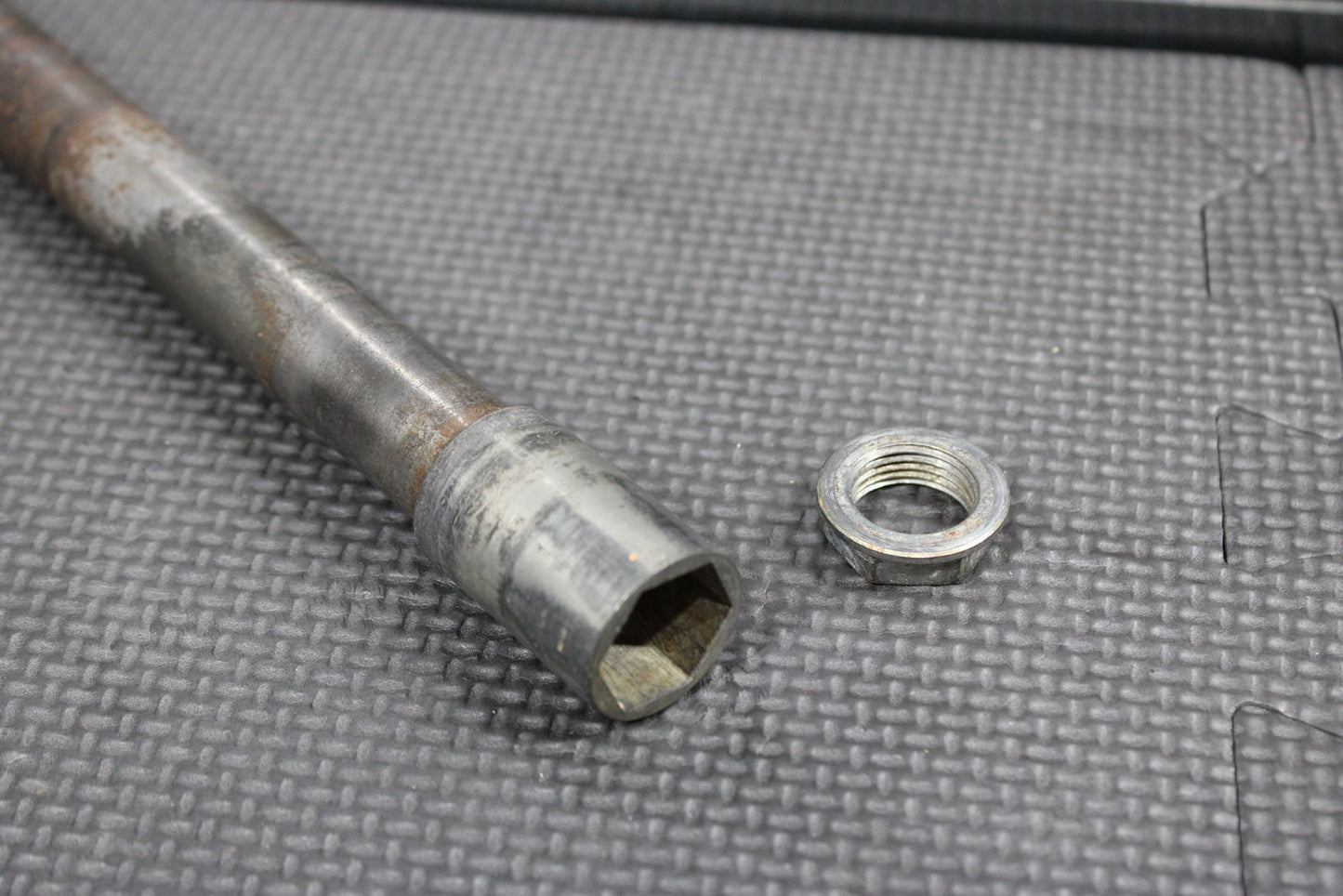 2014 KAWASAKI KX250F 04 - 14 OEM FRONT WHEEL RIM AXLE PIVOT BOLT 41068 - 0004 - hggarage