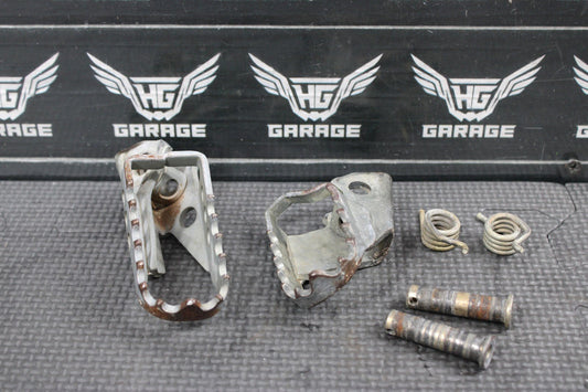 2000 YAMAHA TTR125 TTR125L OEM LEFT RIGHT FOOT PEGS PEDALS FRAME STAND - hggarage