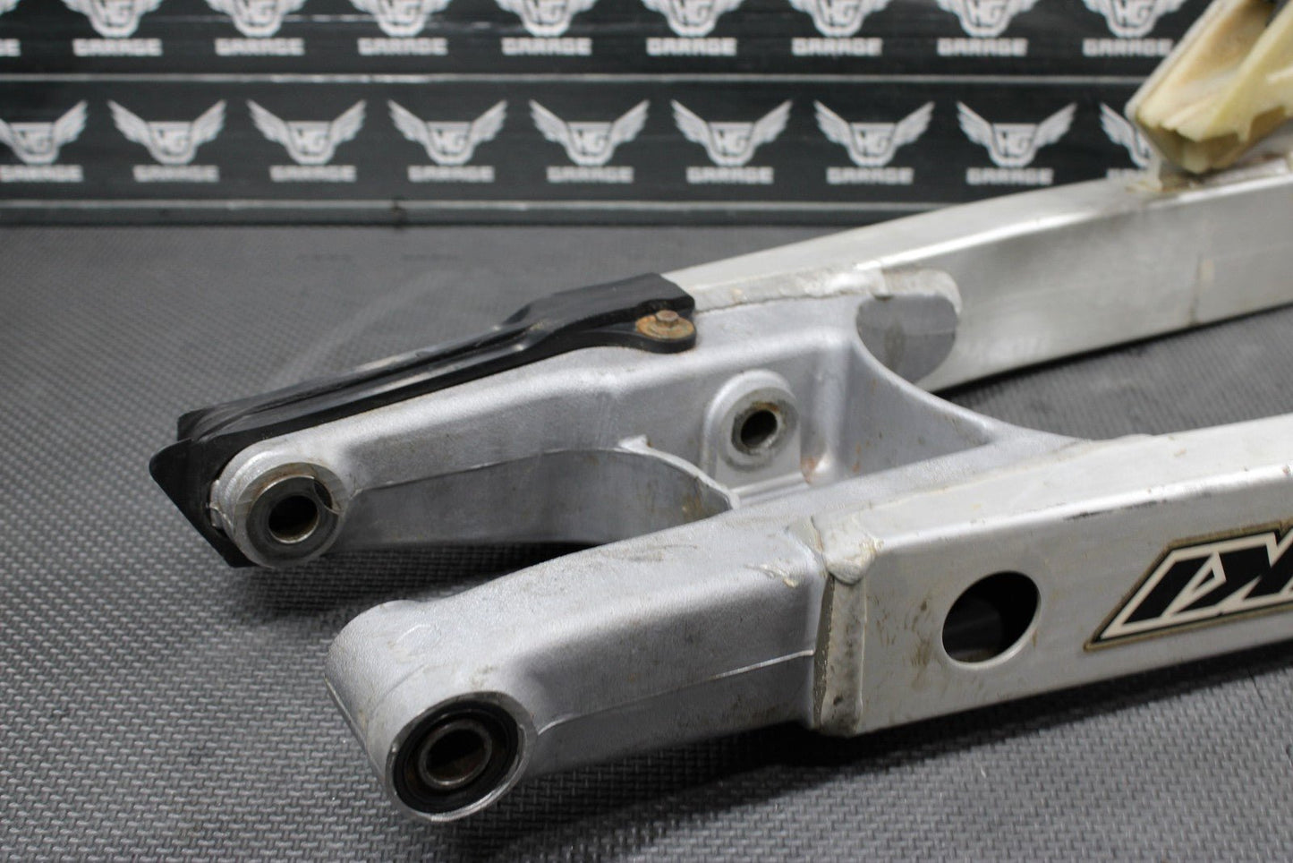 1996 SUZUKI RM250 OEM MODEL T SWINGARM SWING ARM SUSPENSION 61000 - 36E00 - hggarage