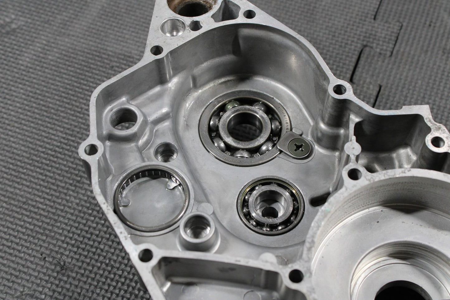 2000 SUZUKI RM125 99 - 00 OEM LEFT ENGINE MOTOR CRANKCASE CRANK CASES BLOCK - hggarage