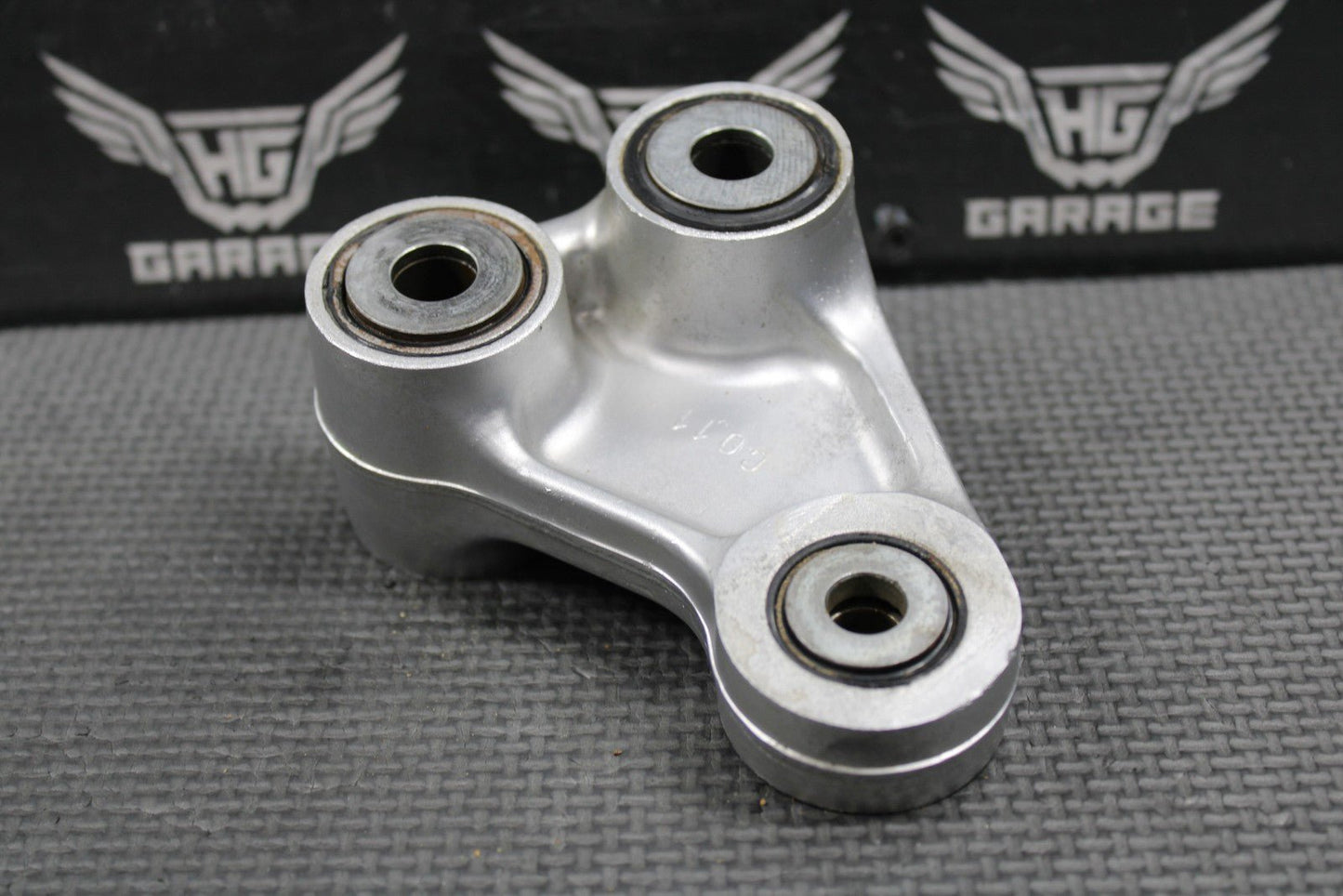 2001 HONDA CR125R OEM REAR SHOCK SWINGARM LINKAGE CUSHION ARM 52465 - KZ4 - J30 - hggarage