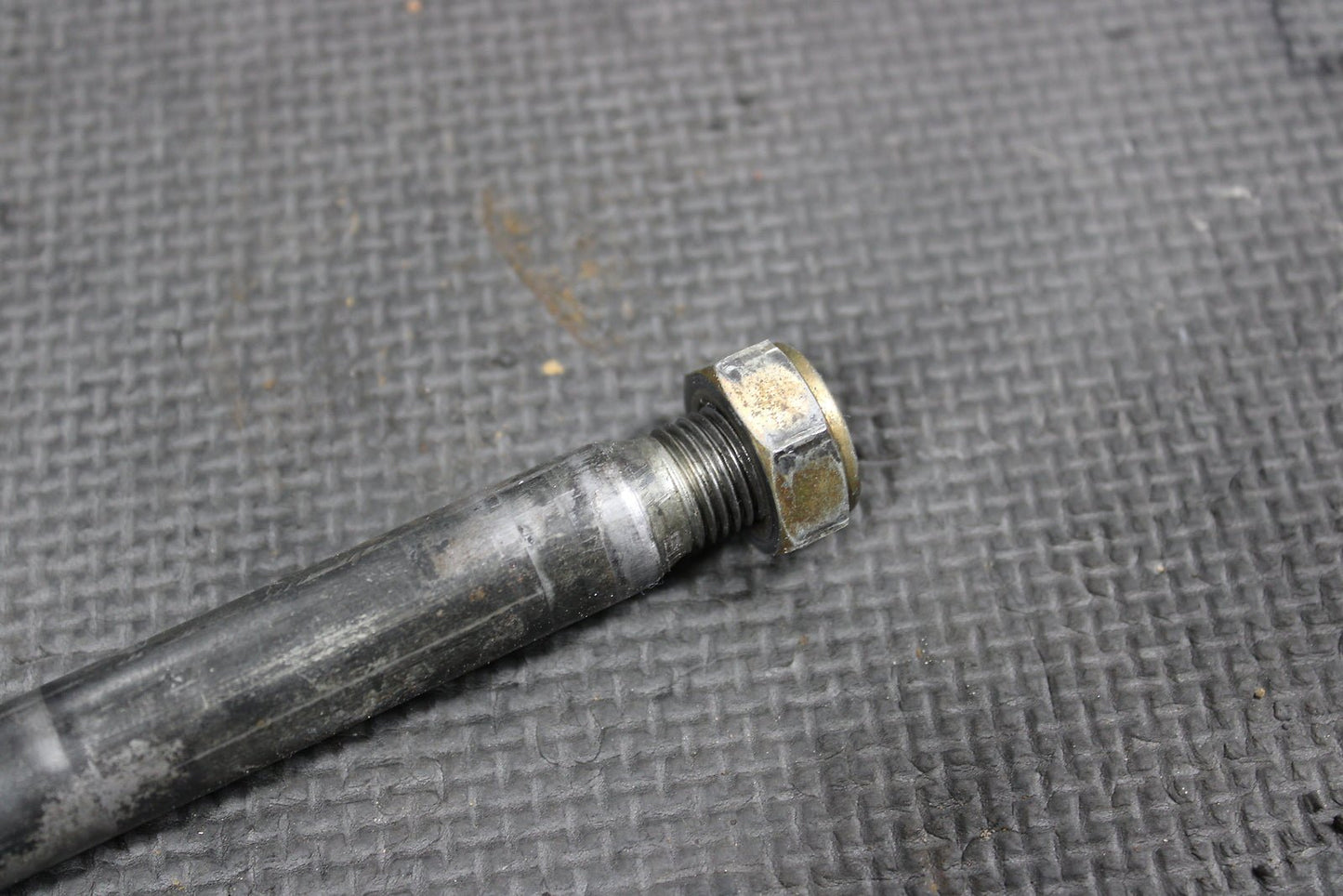 2002 HONDA CRF450R REAR BACK SWINGARM BOLT SUSPENSION PIVOT AXLE 52101 - KZ4 - J40 - hggarage