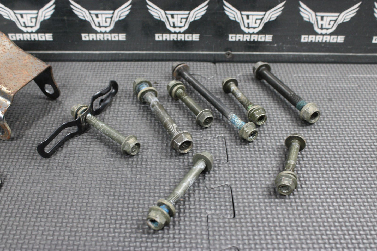 2005 SUZUKI DR200SE 03 - 05 OEM ENGINE MOTOR MOUNT STAY BRACKETS BOLTS ASSEMBLY - hggarage
