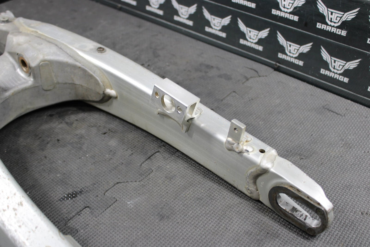 2005 Yamaha YZ250F OEM Swingarm Swing Arm Suspension 1C3 - 22110 - 00 - 00 - hggarage