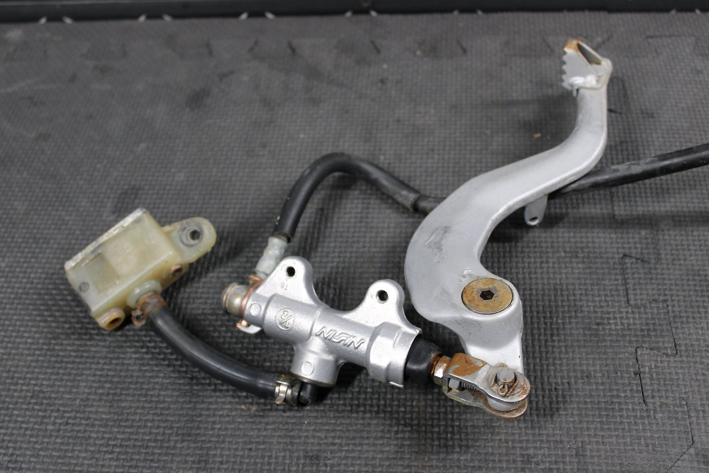 2000 YAMAHA YZ426F OEM REAR BACK BRAKE CALIPER MASTER CYLINDER ASSEMBLY - hggarage