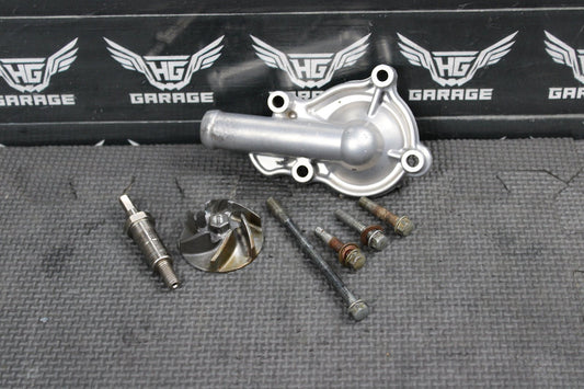 2002 HONDA CRF450R OEM ENGINE WATER PUMP HOUSING COVER 19221 - MEB - 670 - hggarage