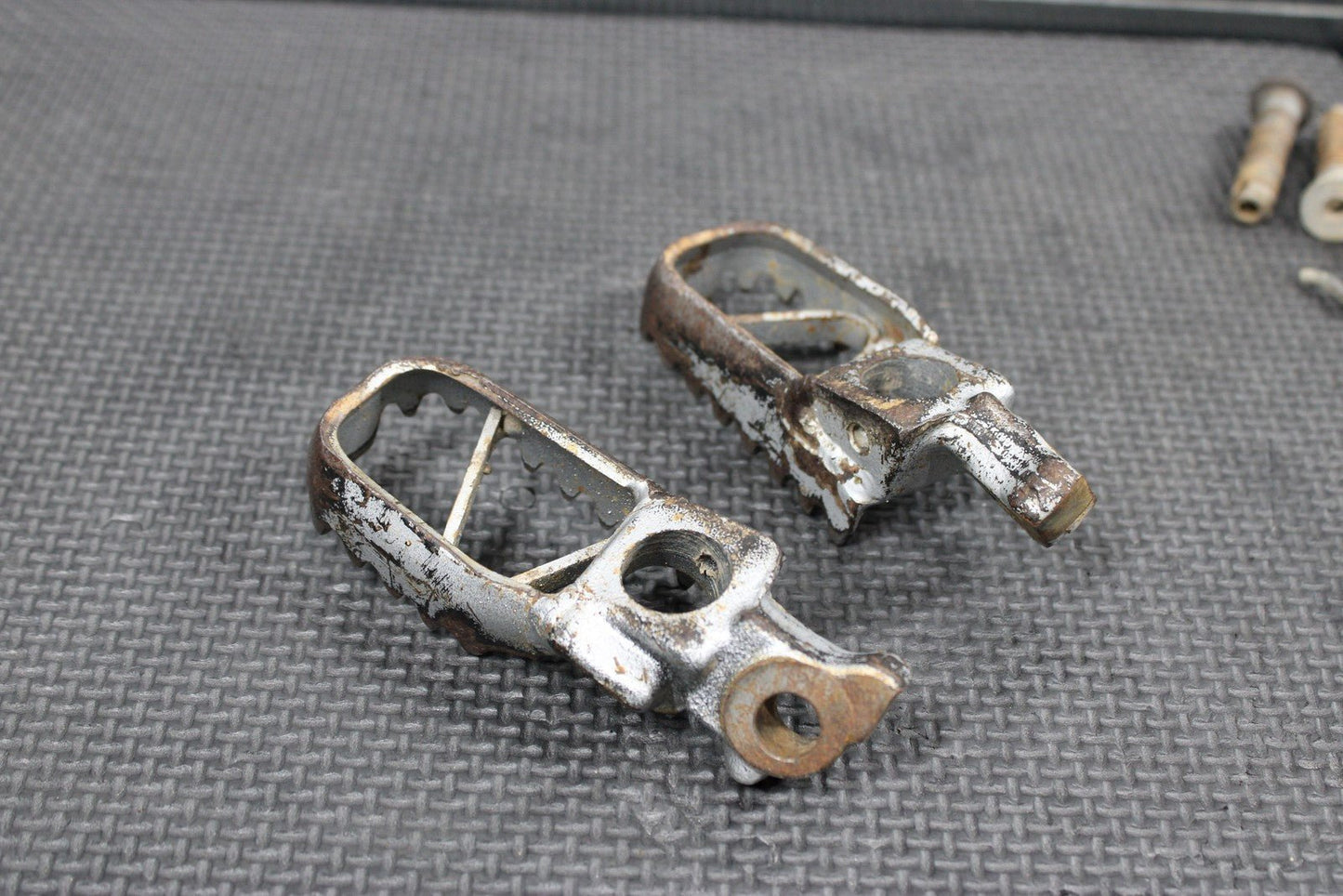 1996 KAWASAKI KX125 OEM FOOT PEGS PEDALS FRAME STAND PEDAL FOOTREST 34028 - 1332 - C - hggarage