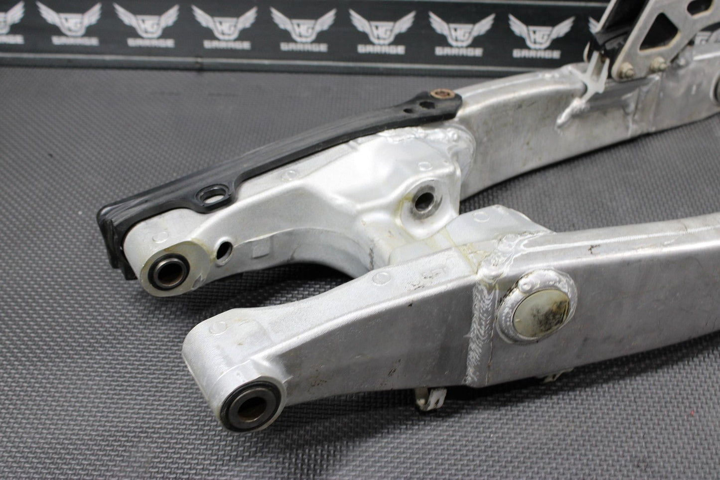 2001 YAMAHA 99 - 01 YZ250 OEM SWINGARM SWING ARM SUSPENSION 5MV - 22110 - 00 - 00 - hggarage