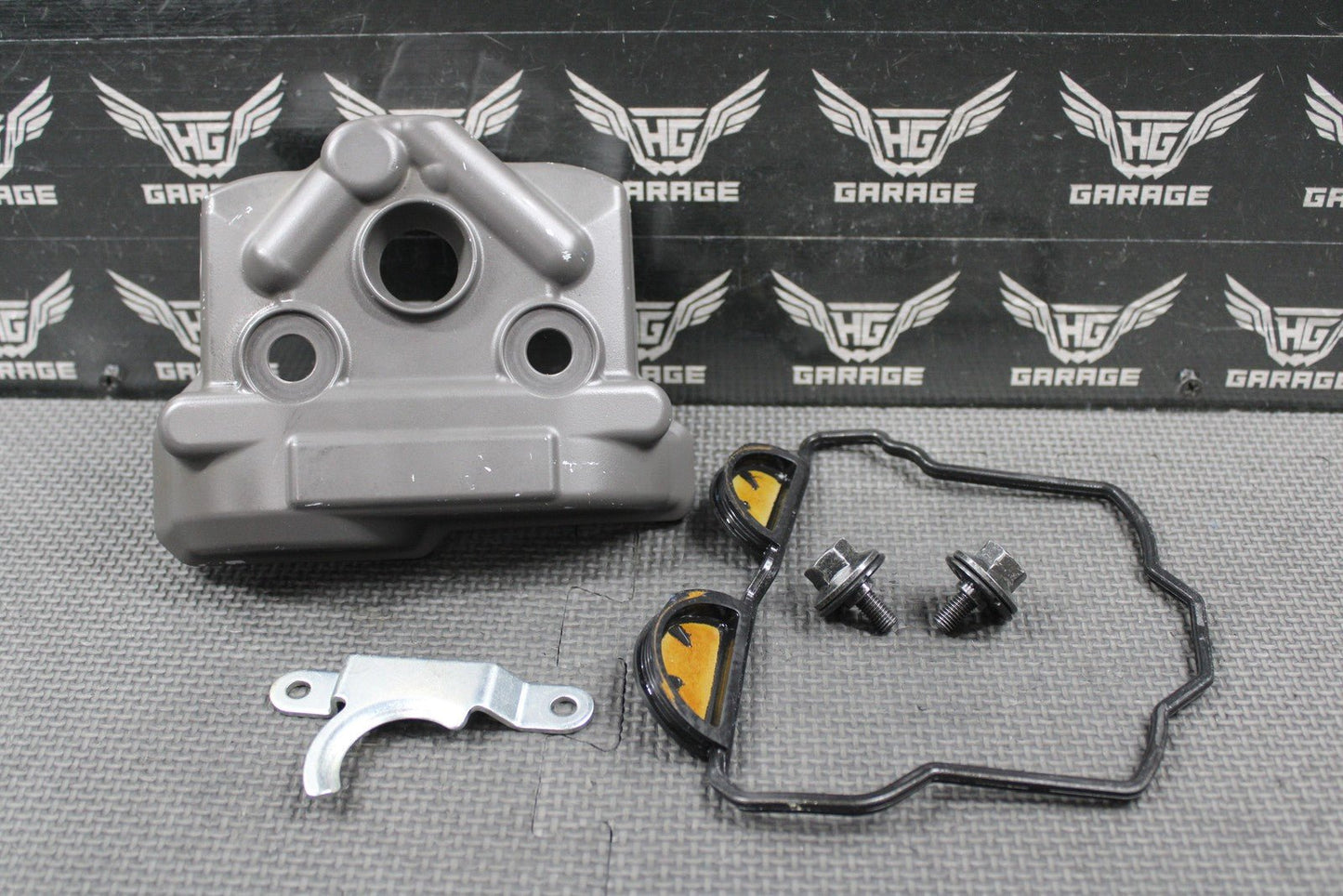 2019 SUZUKI 17 - 25 RMZ250 OEM CYLINDER HEAD VALVE COVER W BOLTS 11171 - 49H01 - hggarage