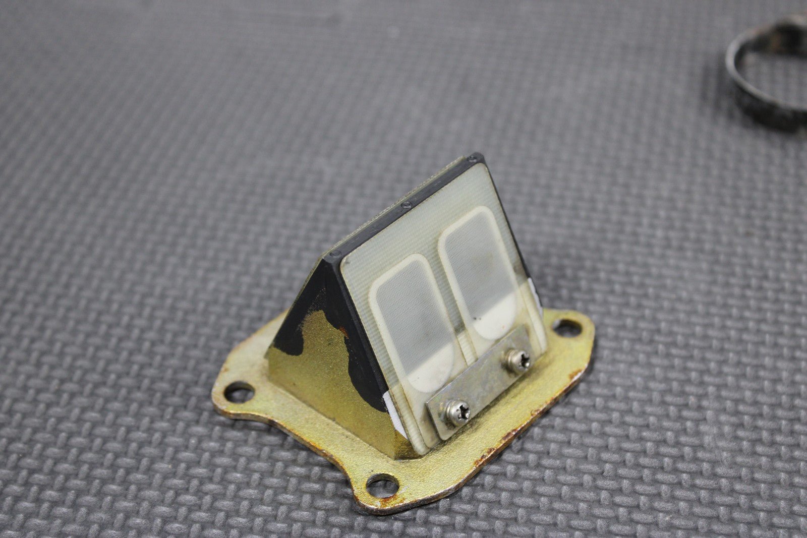 1991 HONDA CR80R CR80RB OEM INTAKE REED BLOCK ASSEMBLY 14100 - GS2 - 003 - hggarage