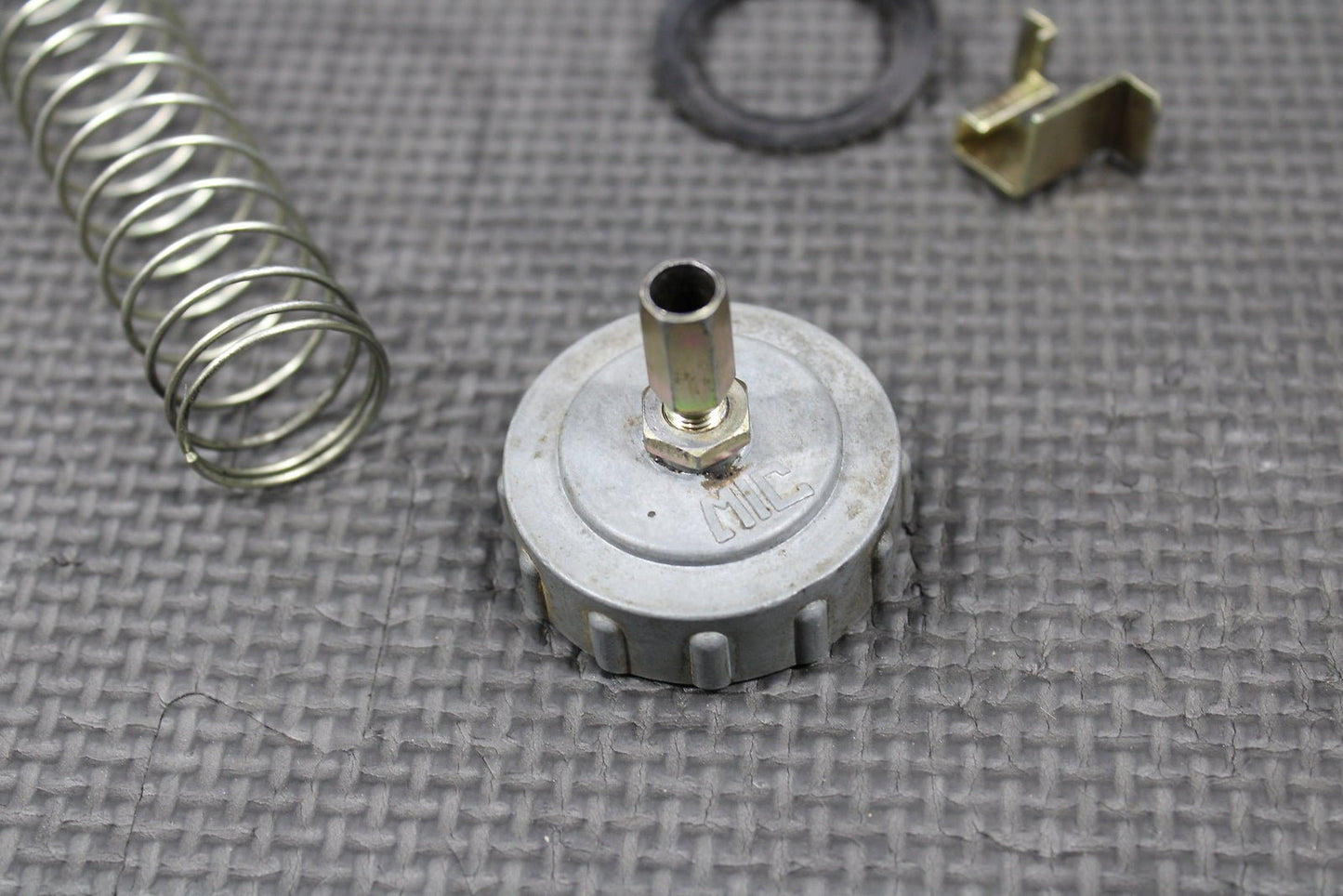 1985 KAWASAKI KX80 OEM CARB CARBURETOR SLIDE VALVE NEEDLE HARDWARE 15001 - 1108 - hggarage