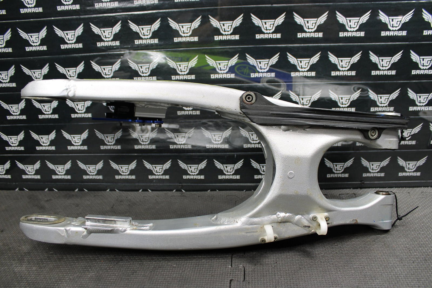 2002 YAMAHA YZ250F OEM SWINGARM SWING ARM REAR SUSPENSION 5NY - 22110 - 00 - 00 - hggarage