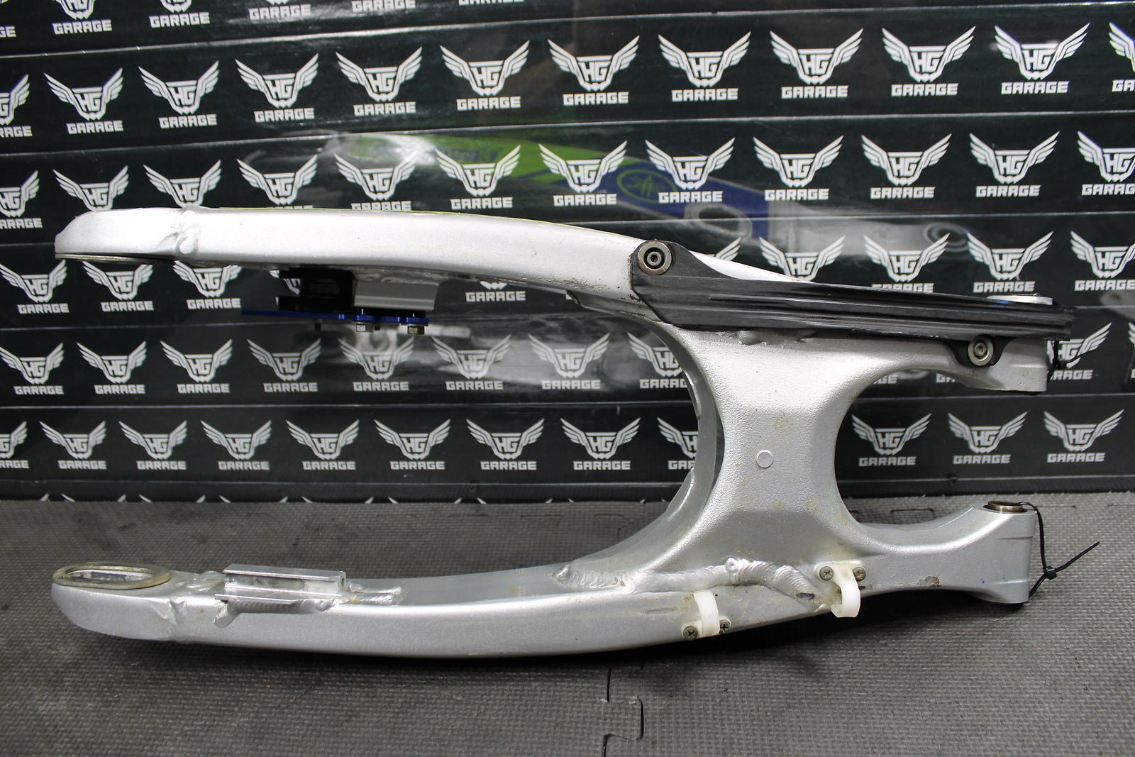 2002 YAMAHA YZ250F OEM SWINGARM SWING ARM REAR SUSPENSION 5NY - 22110 - 00 - 00 - hggarage