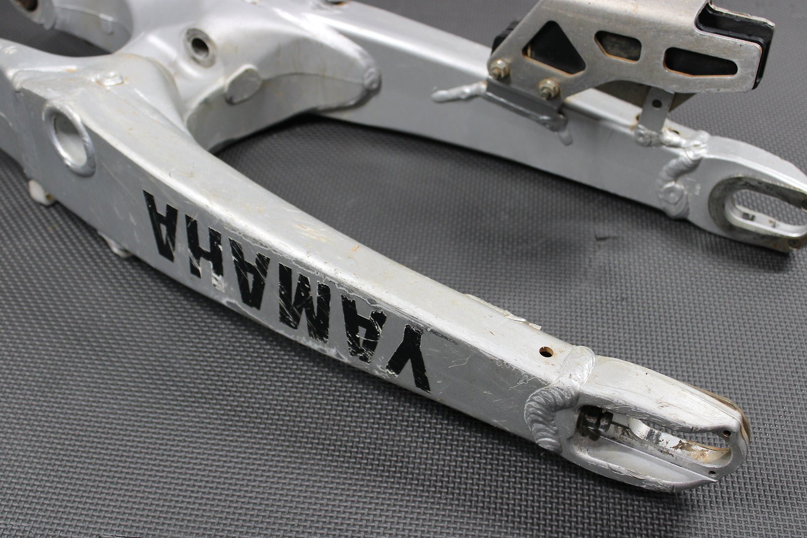 2002 Yamaha YZ426F OEM Swingarm Swing Arm Suspension 5NY - 22110 - 00 - 00 - hggarage