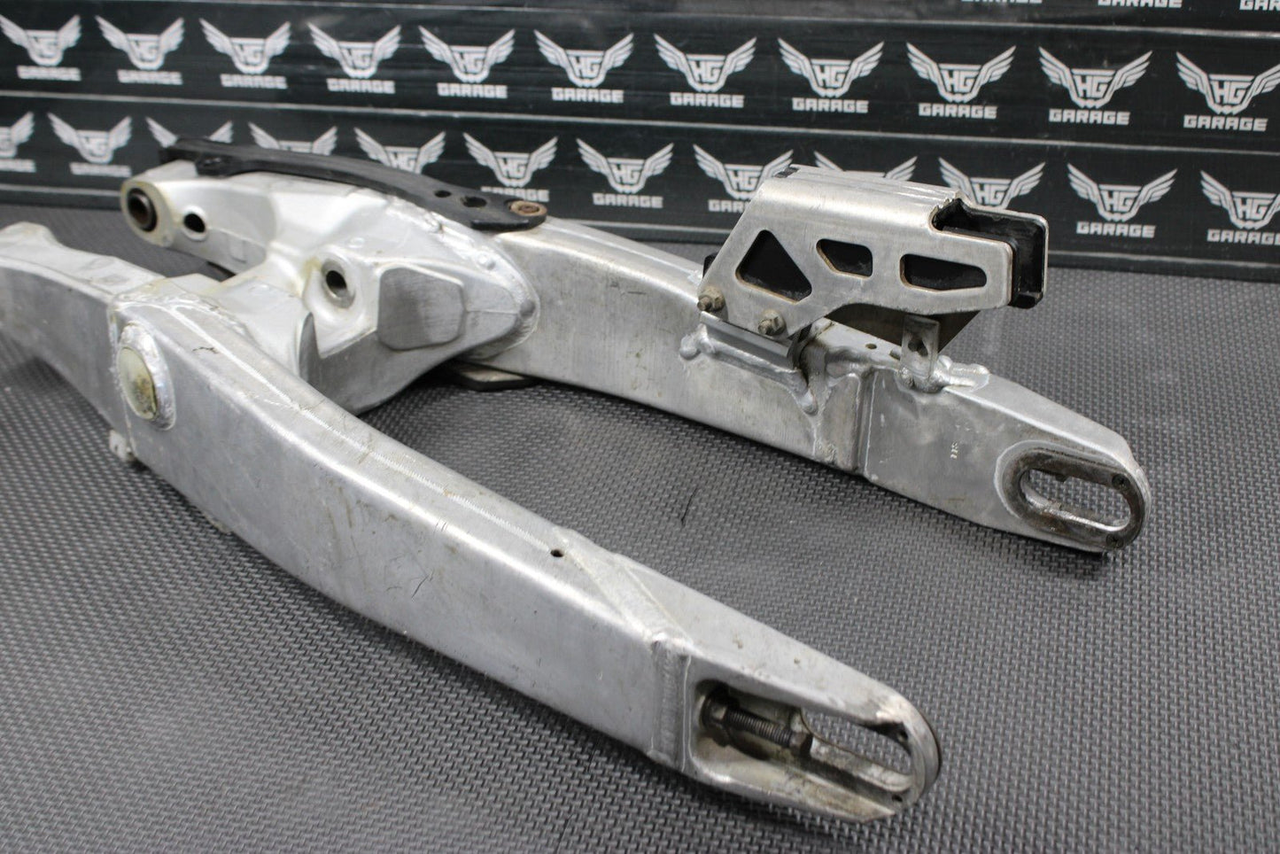 2001 YAMAHA 99 - 01 YZ250 OEM SWINGARM SWING ARM SUSPENSION 5MV - 22110 - 00 - 00 - hggarage