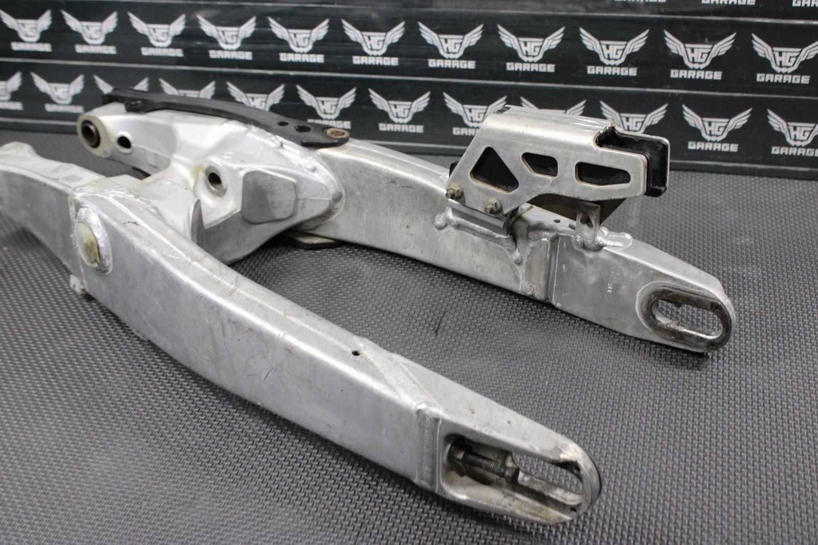 2001 YAMAHA 99 - 01 YZ250 OEM SWINGARM SWING ARM SUSPENSION 5MV - 22110 - 00 - 00 - hggarage