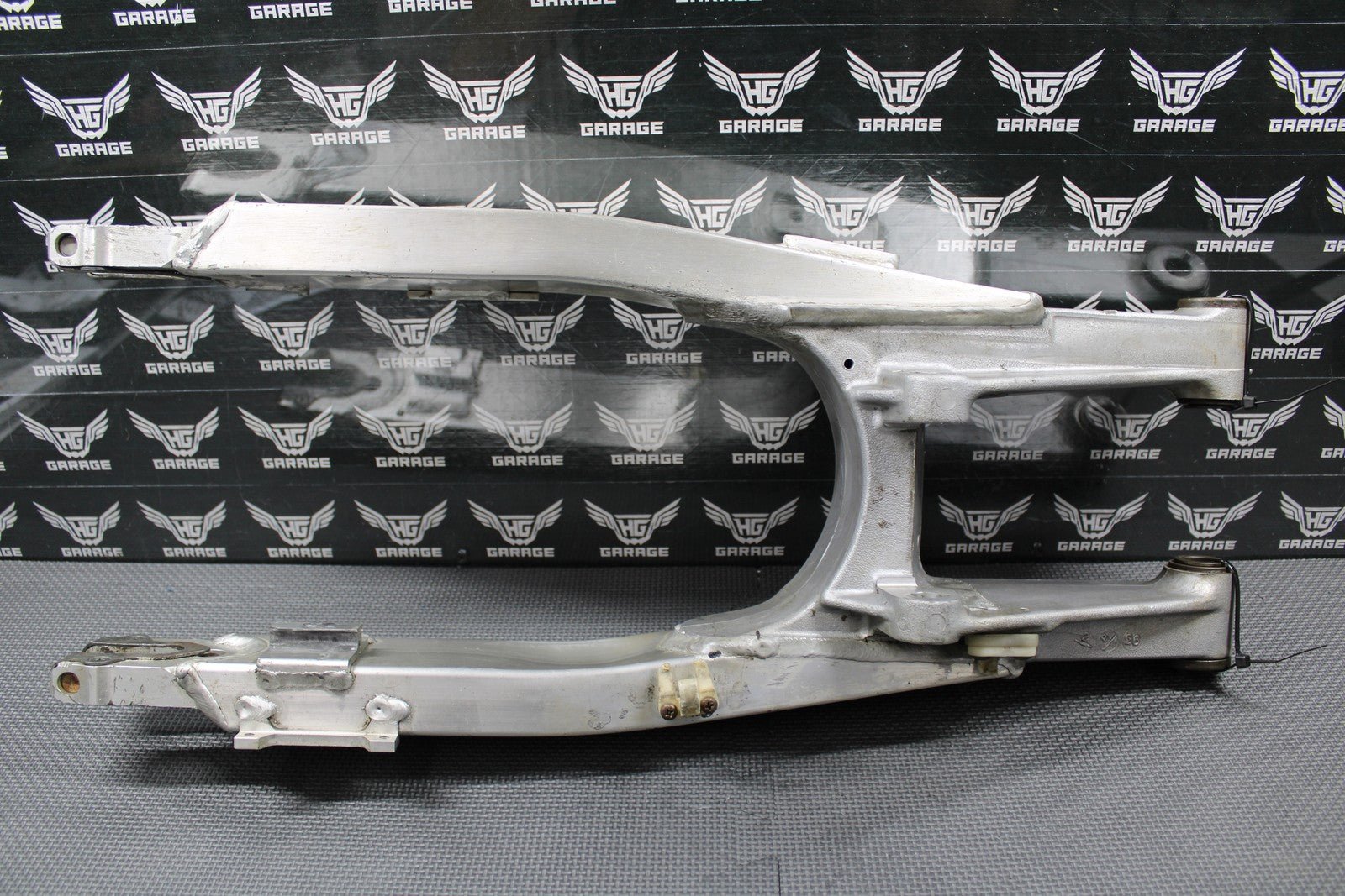 1995 SUZUKI RMX250 MODEL S OEM SWINGARM SWING ARM REAR SUSPENSION 61000 - 29E30 - hggarage