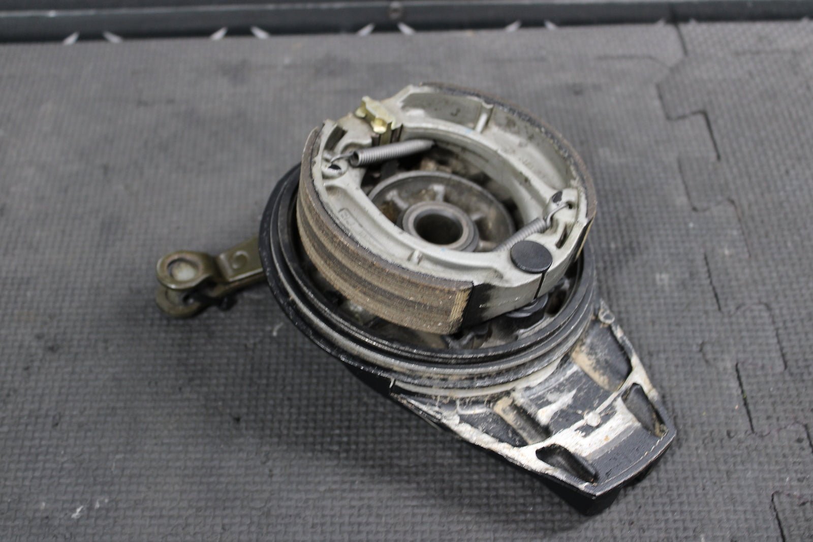 2000 HONDA XR200R 84 - 88 / 1990 1991 / 93 - 02 OEM REAR BACK BRAKE DRUM ASSEMBLY - hggarage