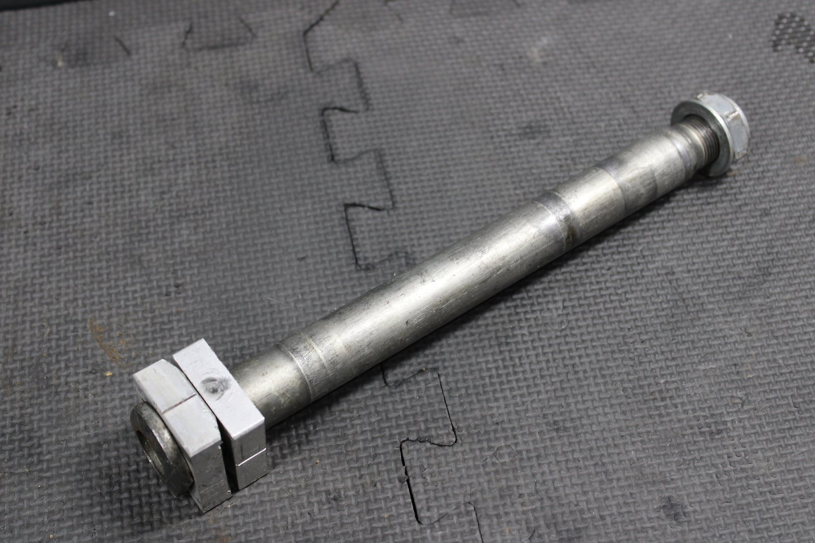 2002 HONDA CRF450R OEM FRONT WHEEL RIM AXLE PIVOT BOLT REAR AXLE - hggarage