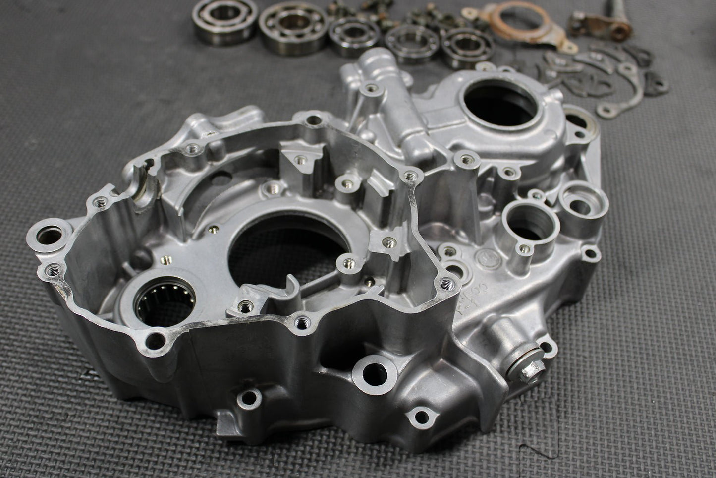 1998 YAMAHA YZ400F OEM LEFT RIGHT ENGINE MOTOR CRANKCASE CRANK CASE BLOCK - hggarage