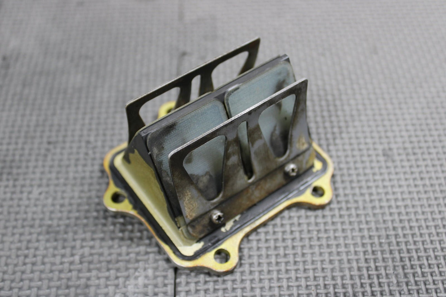 2000 YAMAHA YZ250 OEM INTAKE REED BLOCK ASSEMBLY 4XL - 13610 - 00 - 00 - hggarage