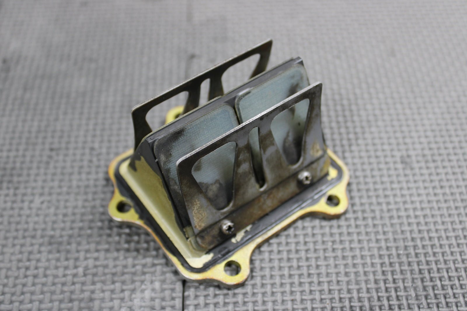 2000 YAMAHA YZ250 OEM INTAKE REED BLOCK ASSEMBLY 4XL - 13610 - 00 - 00 - hggarage