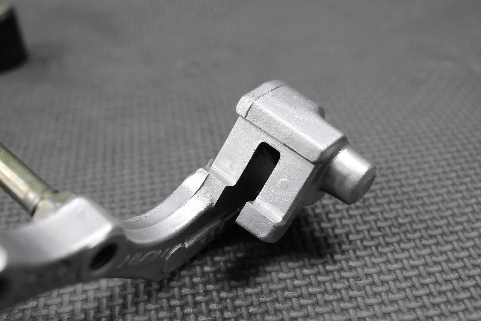1995 HONDA CR250R OEM NISSIN FRONT BRAKE CALIPER & BRACKET 45150 - MAC - 681 NICE - hggarage