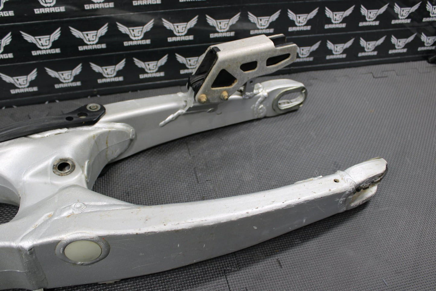 2002 YAMAHA YZ250F OEM SWINGARM SWING ARM SUSPENSION 5NY - 22110 - 00 - 00 - hggarage