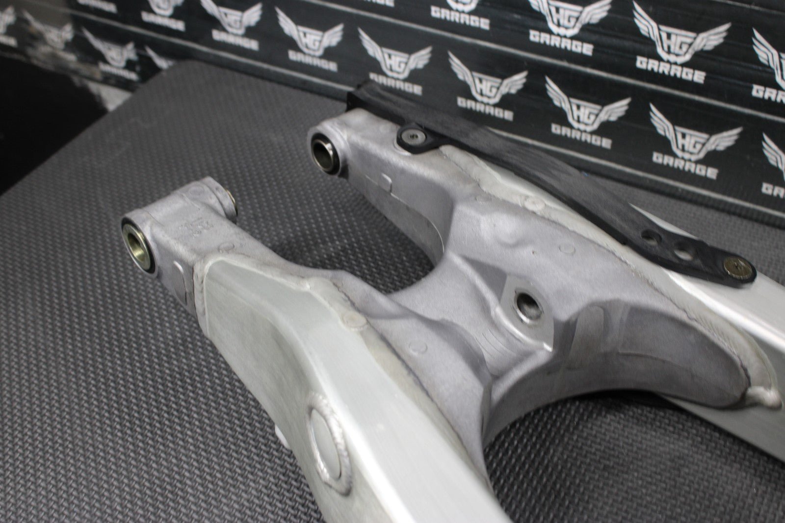 2005 YAMAHA YZ450F OEM SWINGARM SWING ARM SUSPENSION 1C3 - 22110 - 00 - 00 MINT! - hggarage