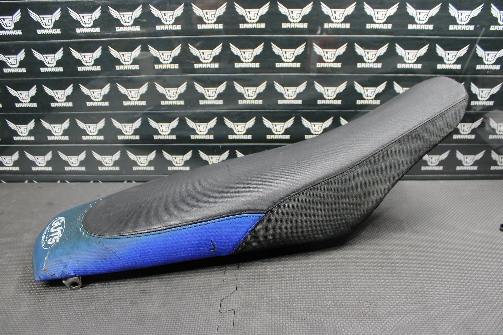 2004 Yamaha YZ450F OEM Seat Saddle Foam Pan Guts Cover 5XD - 24710 - 00 - 00 - hggarage
