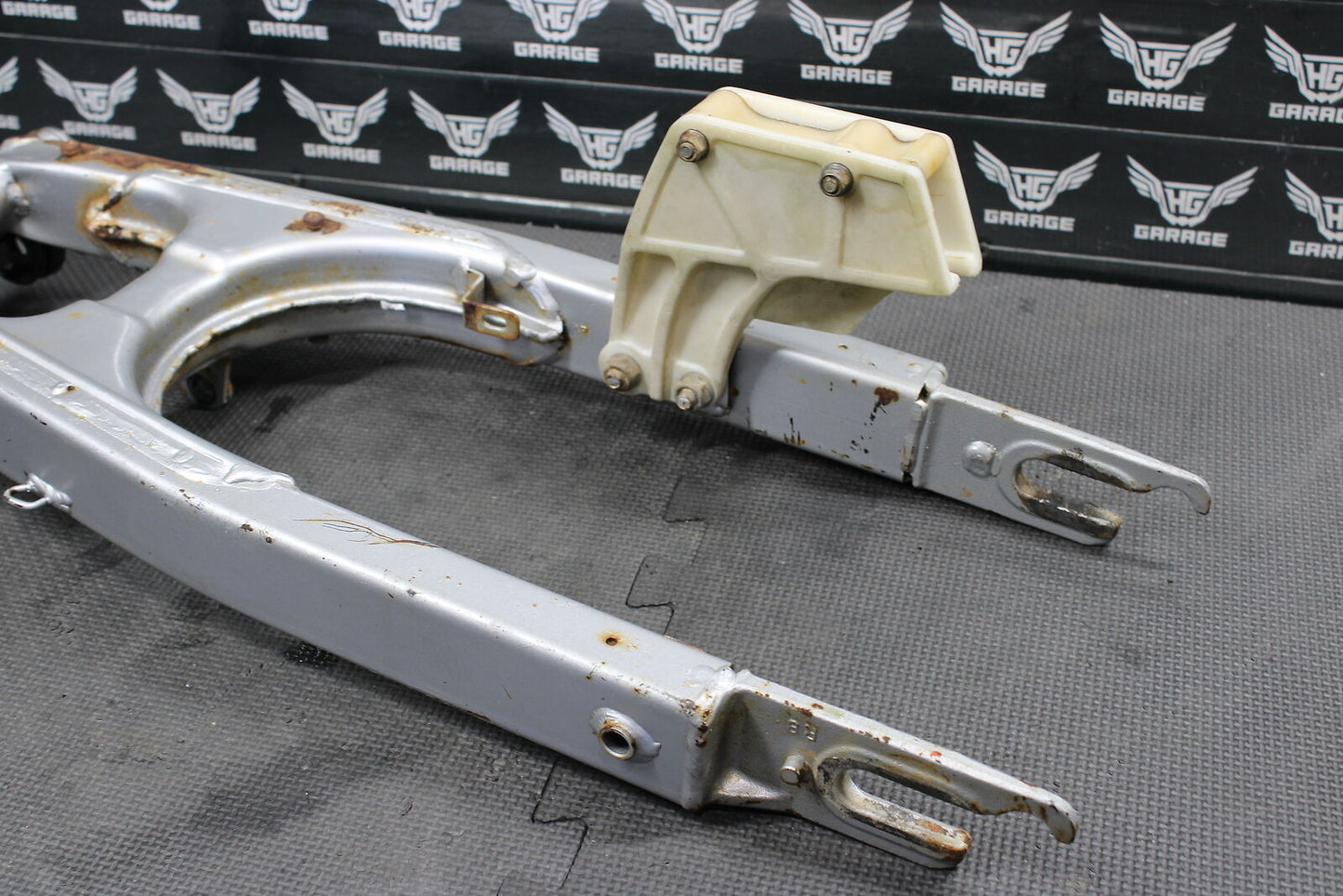 2002 HONDA XR200R OEM SWINGARM SWING ARM SUSPENSION 52200-KT0-A30ZA