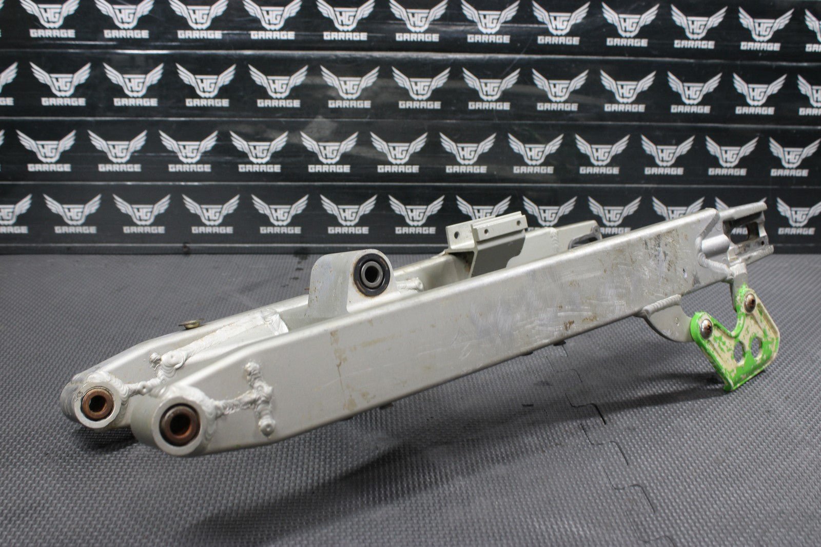 2001 KAWASAKI KX100 OEM SWINGARM SWING ARM SUSPENSION 33001 - 1543 - TX READ DESC! - hggarage