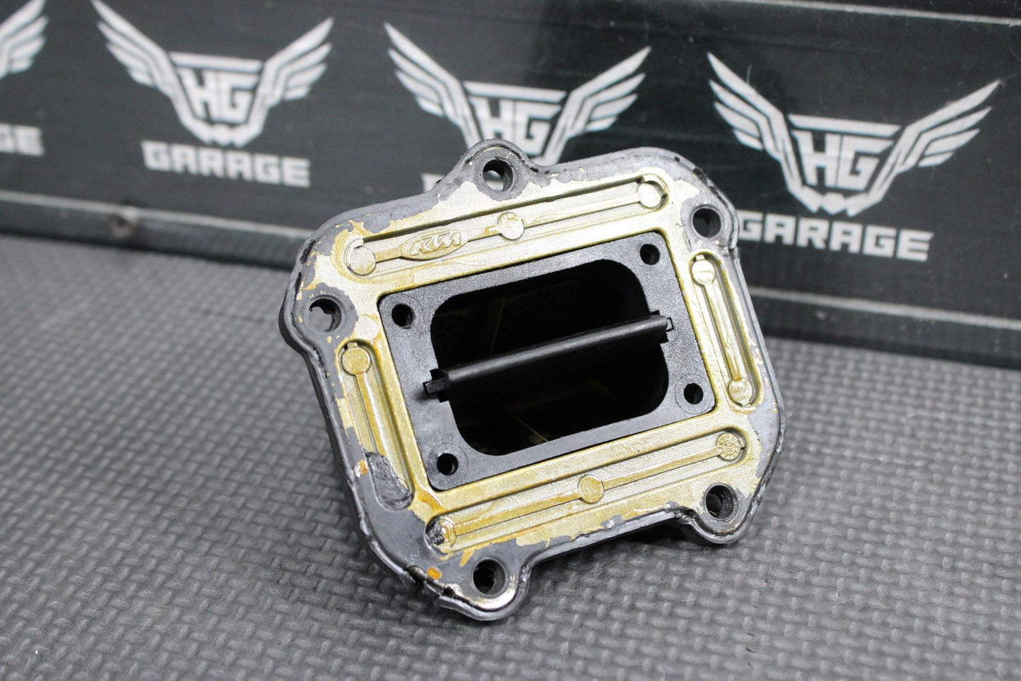 2000 KTM 250 EXC OEM INTAKE REED BLOCK ASSEMBLY 54630051544 GOOD! - hggarage