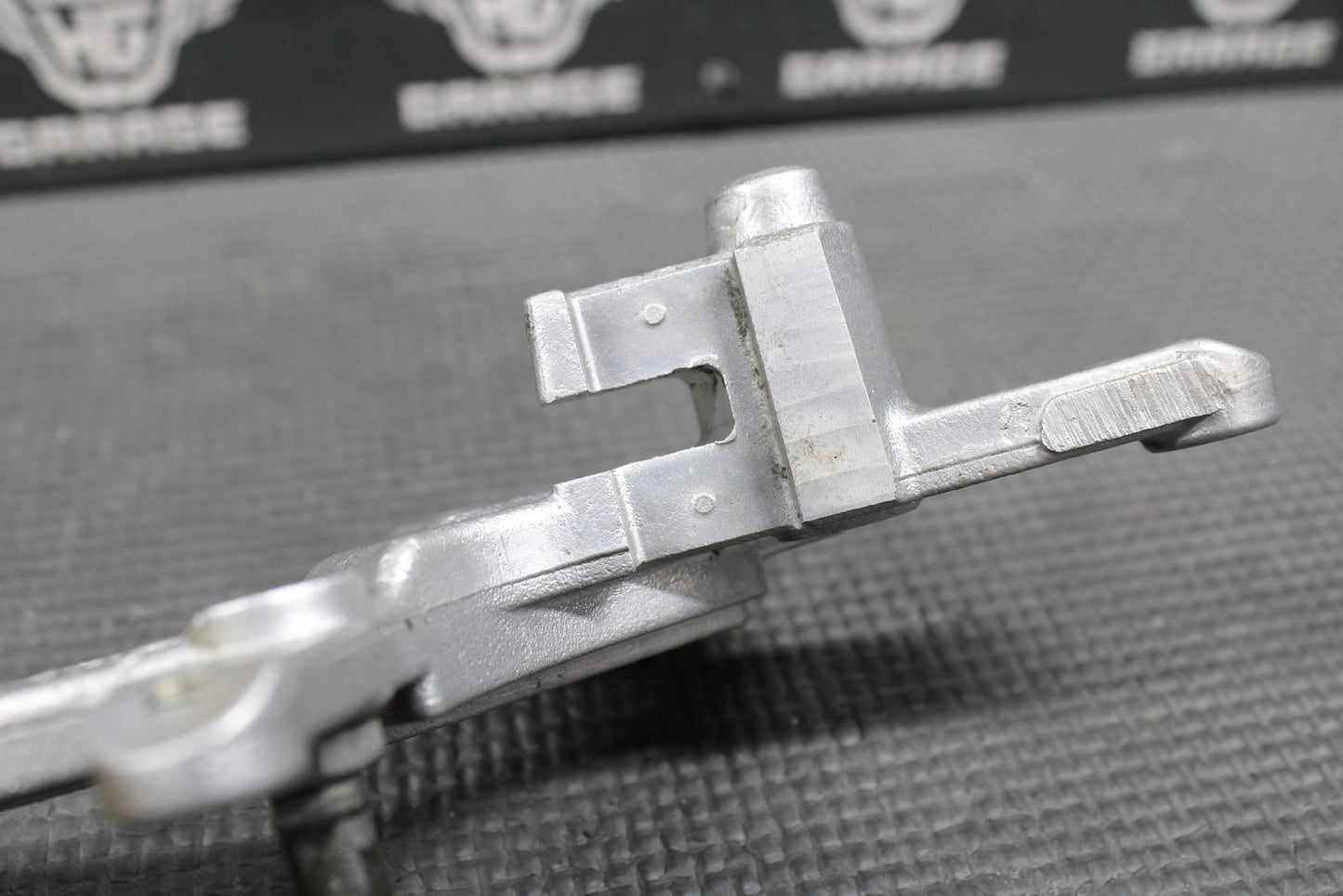 2003 2004 YAMAHA YZ125 OEM NISSIN REAR BACK BRAKE CALIPER BRACKET 5UN - 2580W - 10 - 0 - hggarage
