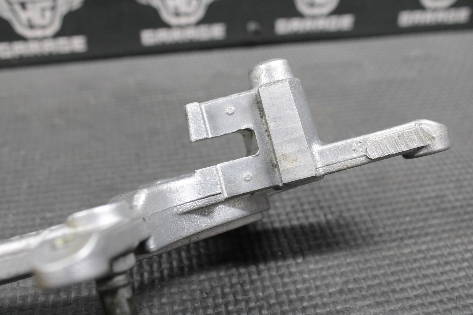 2003 2004 YAMAHA YZ125 OEM NISSIN REAR BACK BRAKE CALIPER BRACKET 5UN - 2580W - 10 - 0 - hggarage