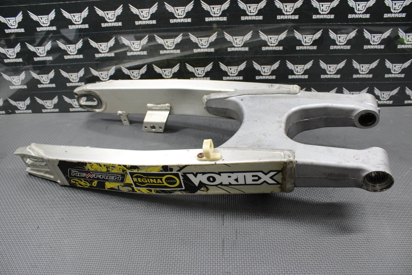 1999 SUZUKI RM125 RM250 OEM SWINGARM SWING ARM REAR SUSPENSION 61000 - 37E10 - hggarage