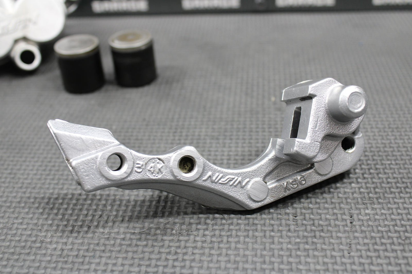 1995 HONDA CR250R OEM NISSIN FRONT BRAKE CALIPER & BRACKET 45150 - MAC - 681 NICE - hggarage