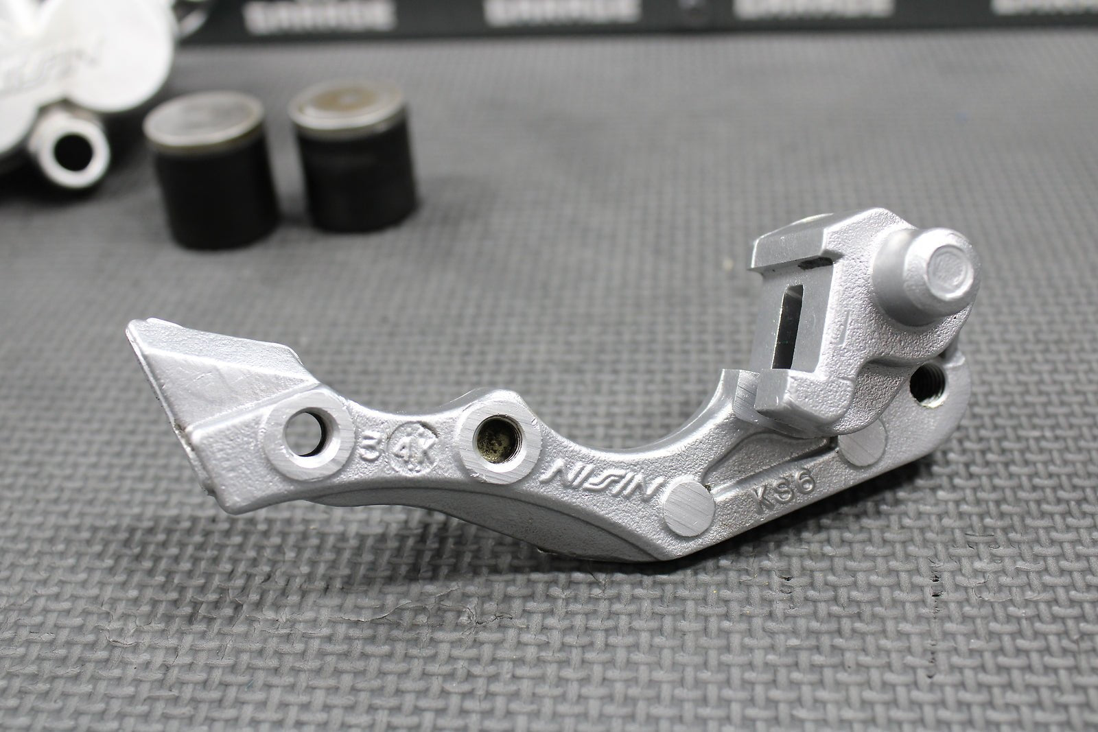 1995 HONDA CR250R OEM NISSIN FRONT BRAKE CALIPER & BRACKET 45150 - MAC - 681 NICE - hggarage